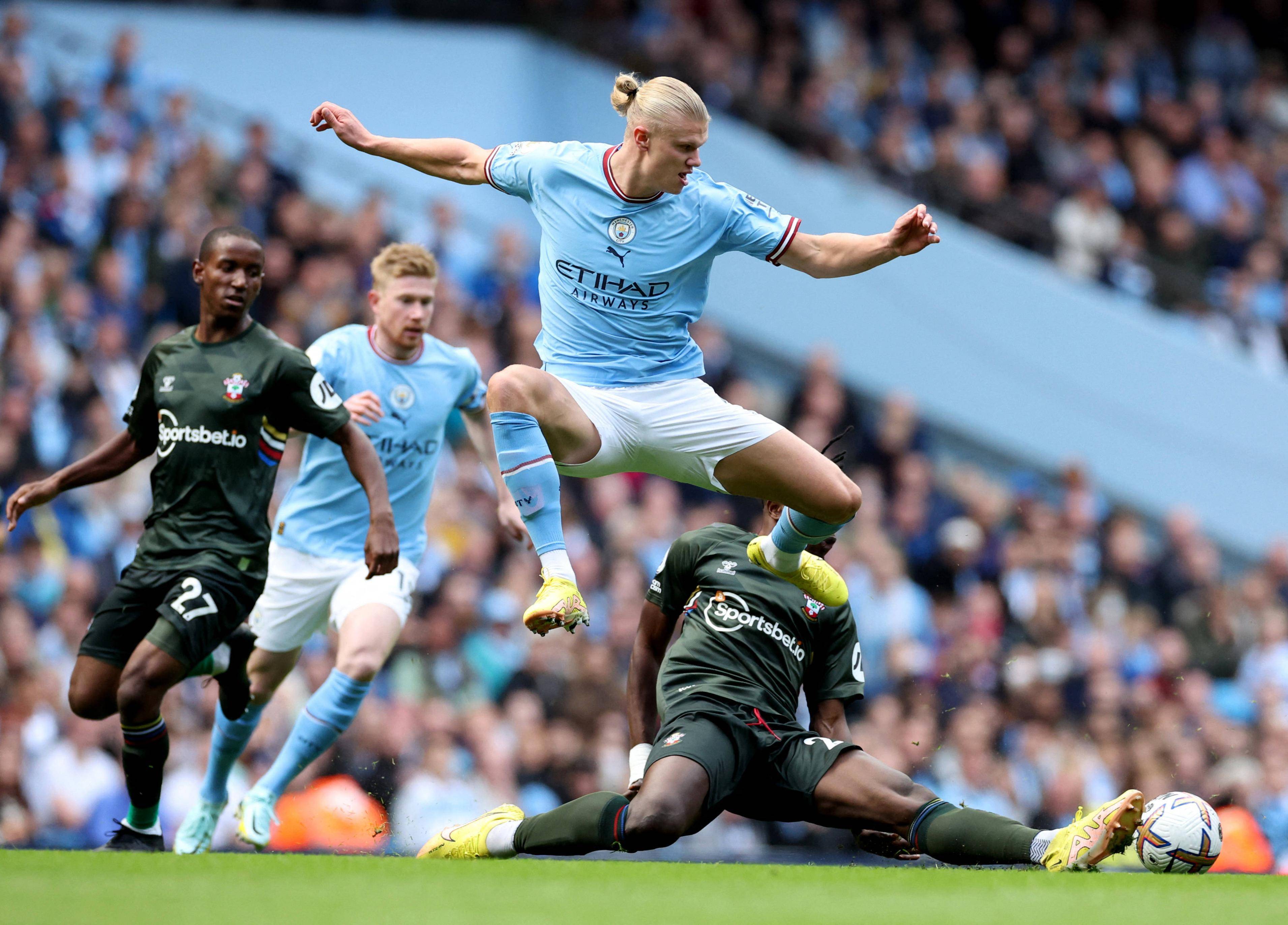 曼城主场大胜,继续不败战绩 曼城主场大胜,继续不败战绩