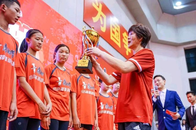 经典对决再度上演,球员斗智斗勇 经典对决再度上演,球员斗智斗勇