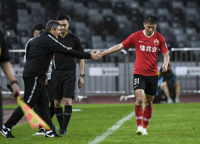 关于上海绿地申花客场逼平深圳佳兆业，逐渐追赶的信息