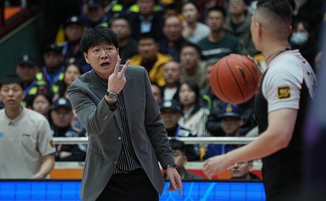 CBA球队老将宣布转会外援,引发热议 CBA球队老将宣布转会外援,引发热议