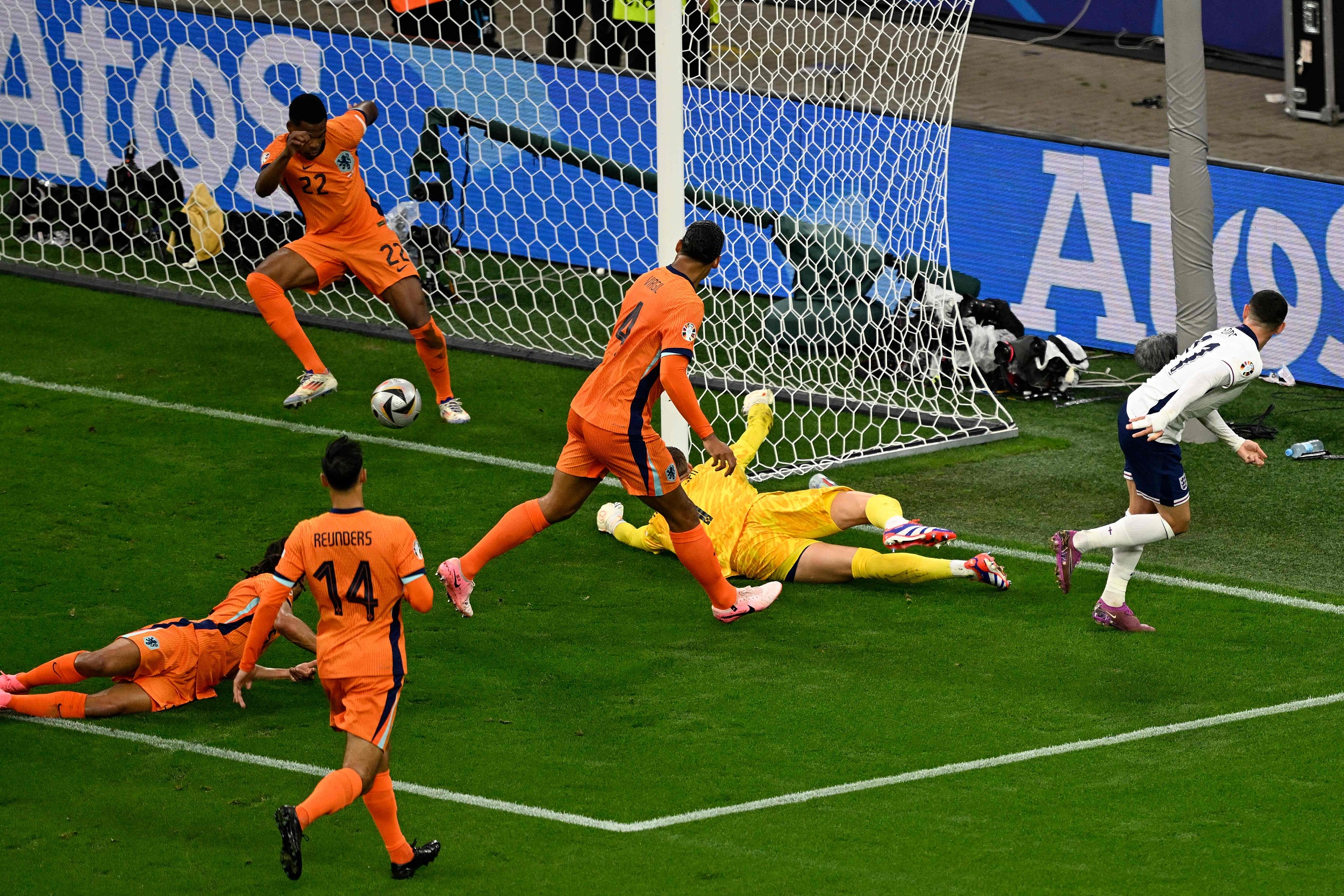 荷兰国家队在国际赛事中取得胜利 荷兰国家队在国际赛事中取得胜利
