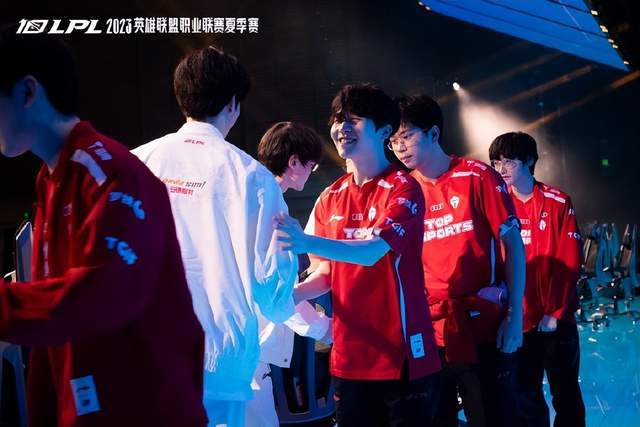 FNC轻取LGD,Uzi团战一打五峡谷大战全球总决赛,引爆全场热议的简单介绍 FNC轻取LGD,Uzi团战一打五峡谷大战全球总决赛,引爆全场热议的简单介绍