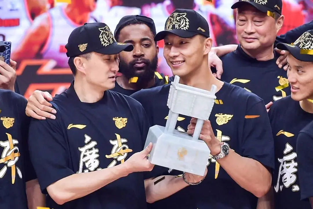 浙江队碾压湖人,易建联扛起全队 浙江队碾压湖人,易建联扛起全队