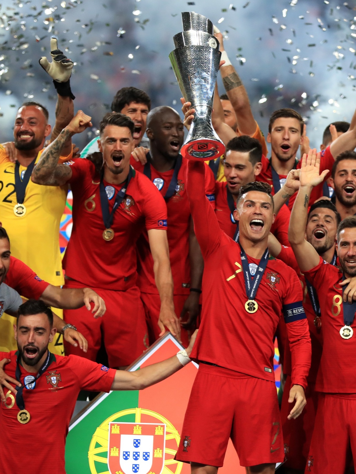 足球赛上球员们竭尽全力争取胜利 足球赛上球员们竭尽全力争取胜利